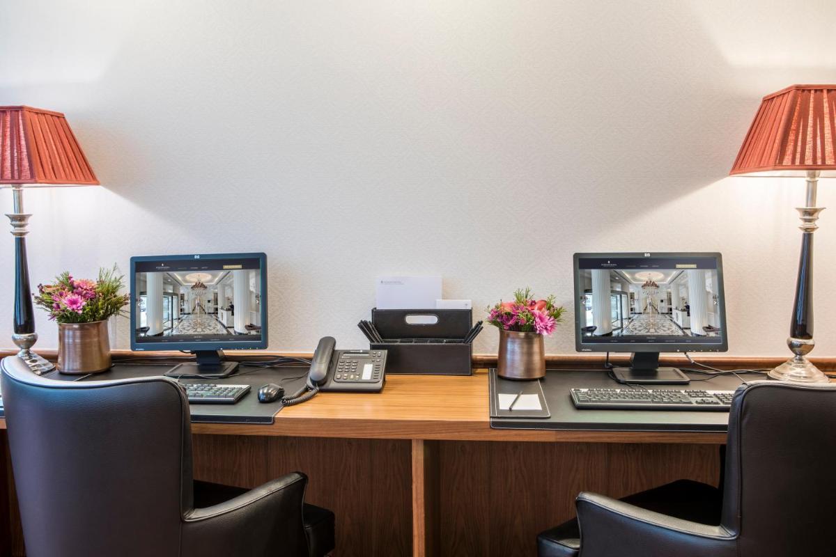 Uma televisão e/ou sistema de entretenimento em InterContinental Porto - Palacio das Cardosas by IHG
