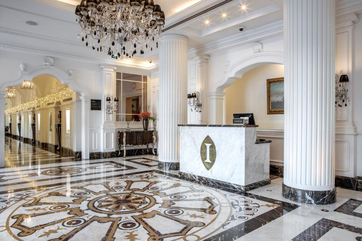A área de receção ou átrio de InterContinental Porto - Palacio das Cardosas by IHG