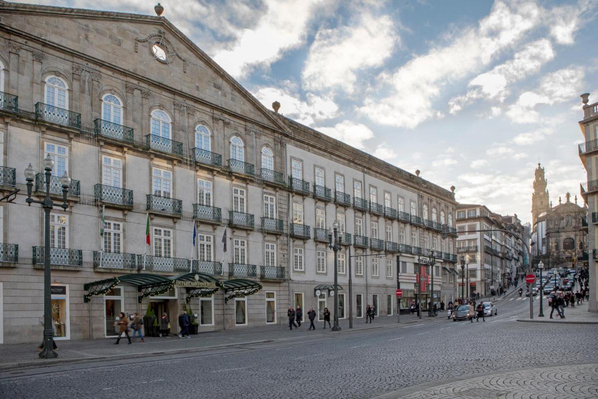 um grande edifício numa rua numa cidade em InterContinental Porto - Palacio das Cardosas by IHG no Porto