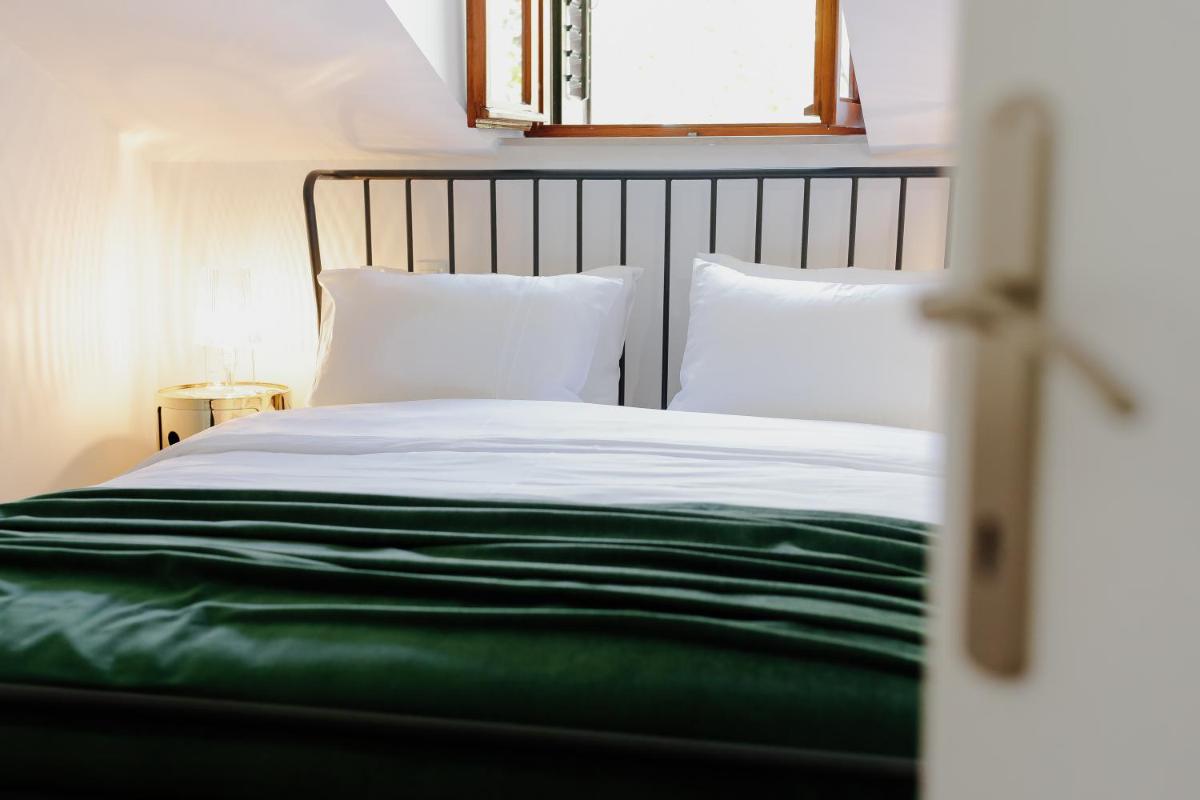 Inn by the River - Housity