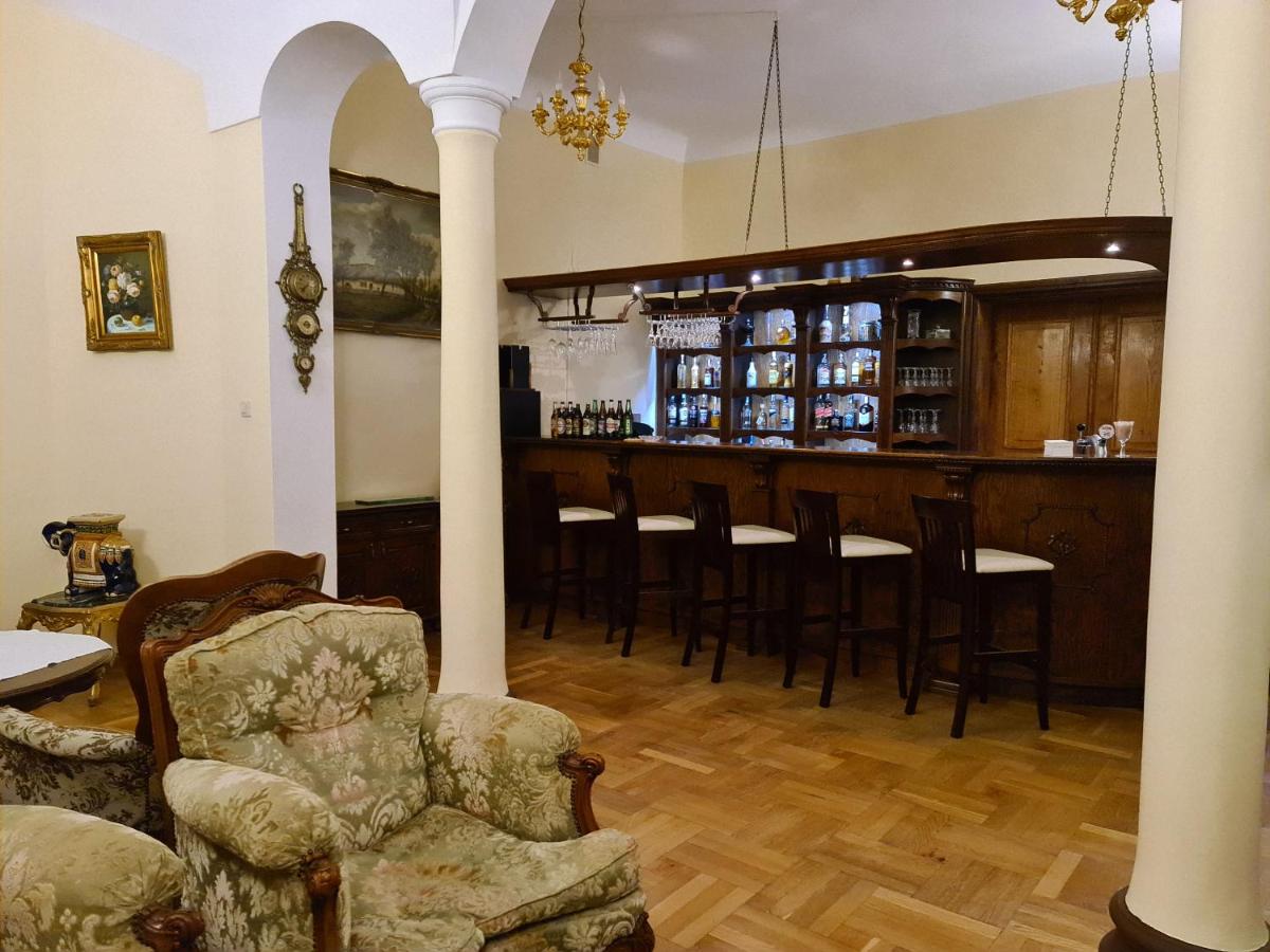 Pałac Henryków - Housity
