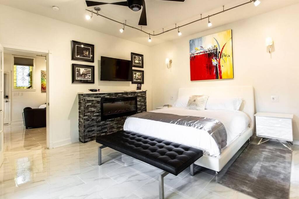 Private Luxury Suite with Hot Tub Downtown Eureka Springs - Housity