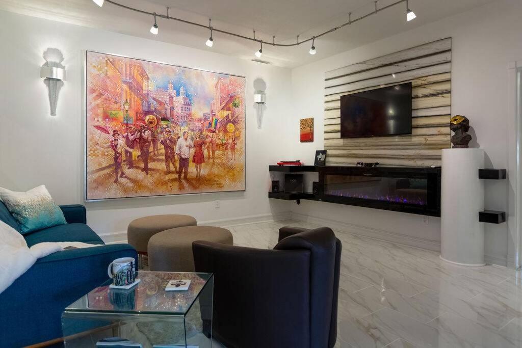 Private Luxury Suite with Hot Tub Downtown Eureka Springs - Housity