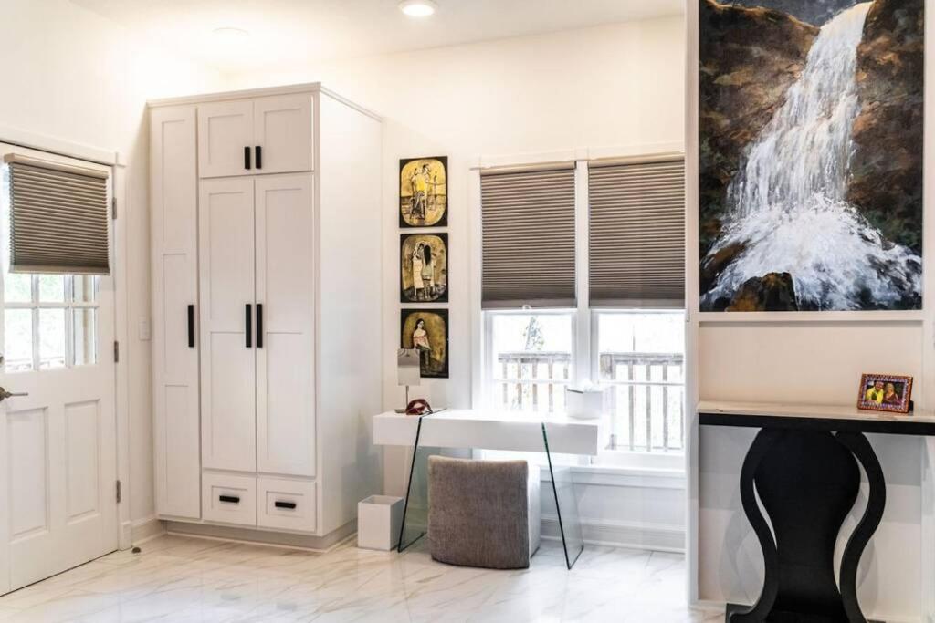 Private Luxury Suite with Hot Tub Downtown Eureka Springs - Housity