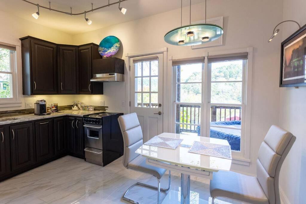 Private Luxury Suite with Hot Tub Downtown Eureka Springs - Housity