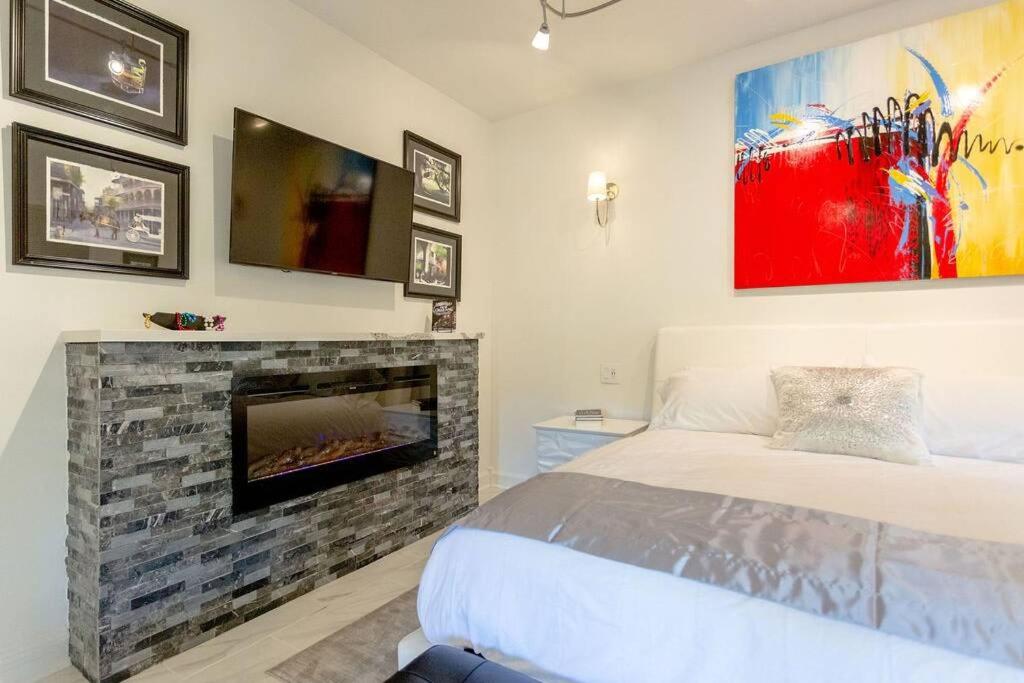 Private Luxury Suite with Hot Tub Downtown Eureka Springs - Housity