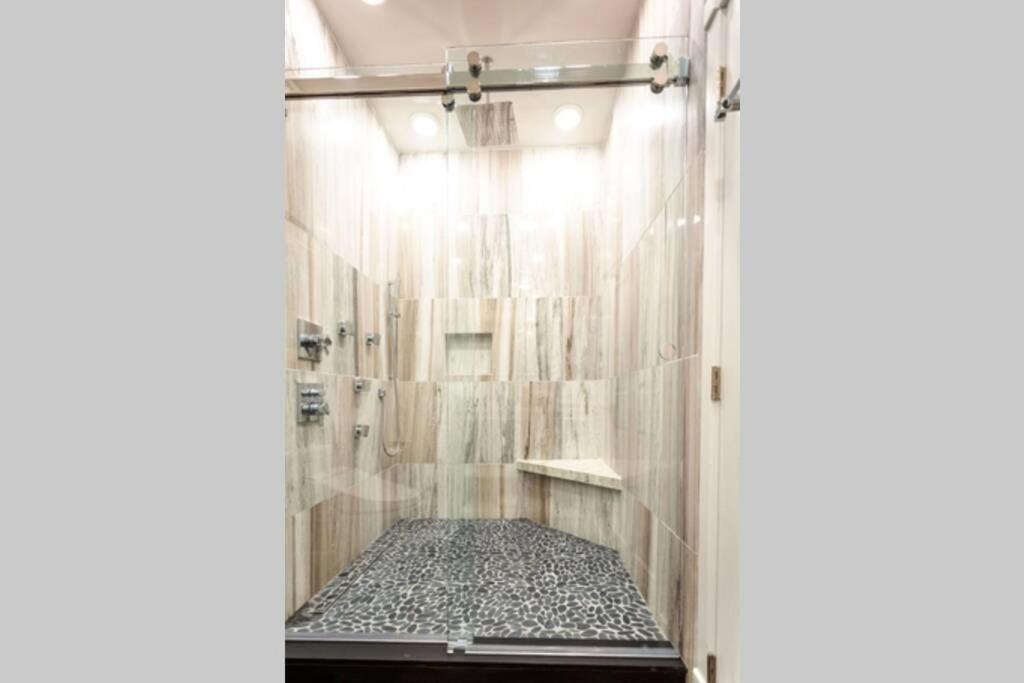Private Luxury Suite with Hot Tub Downtown Eureka Springs - Housity
