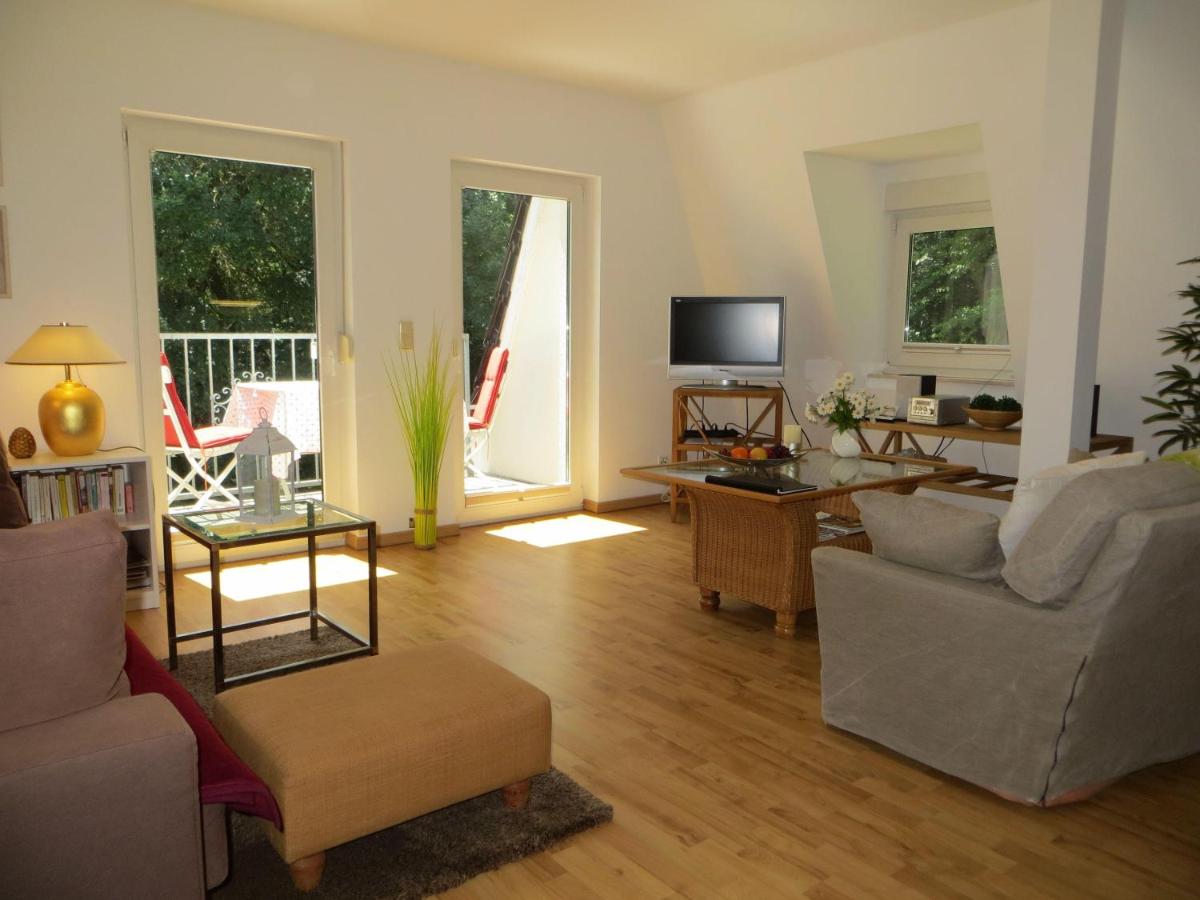 Weisses-Haus-am-Kurpark-Fewo-Waldblick - Hizvo
