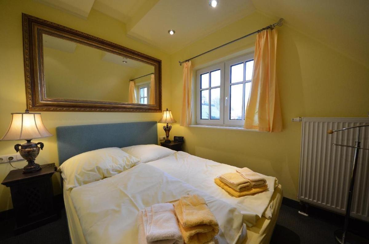 Lotsenhaus-in-Gross-Zicker-Halbinsel-Moenchgut - Housity