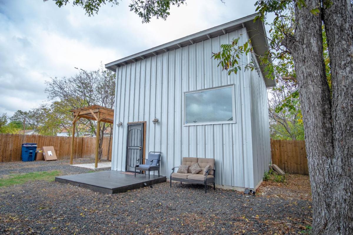 Guest House with Loft Near Downtown - Housity