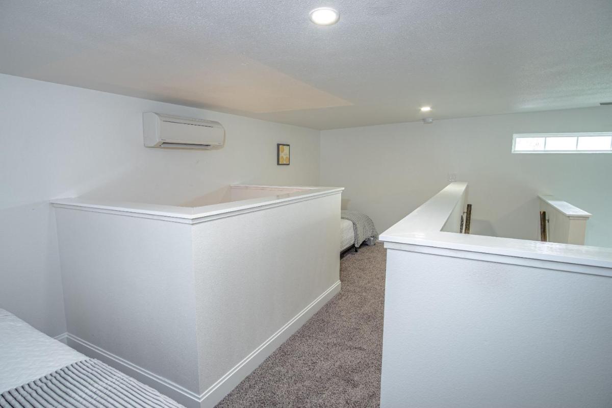 Guest House with Loft Near Downtown - Housity