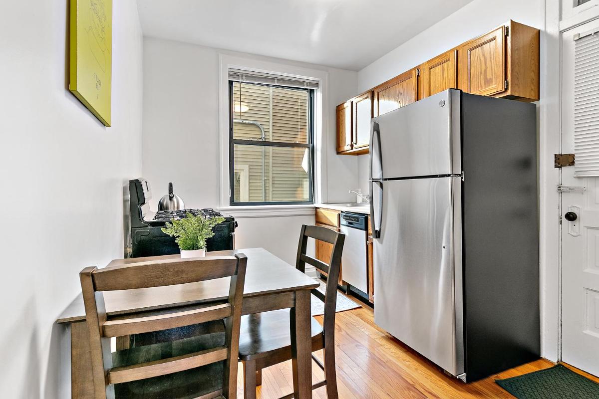 Decorated 1BR Apt, Natural Light, Comfy King Beds - Larchmont 1B-2B - Housity