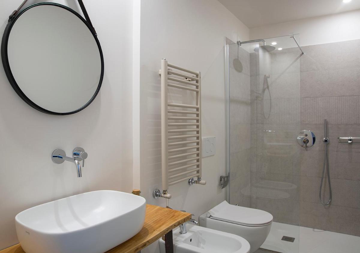 LA GUARDIA Hotel - Housity