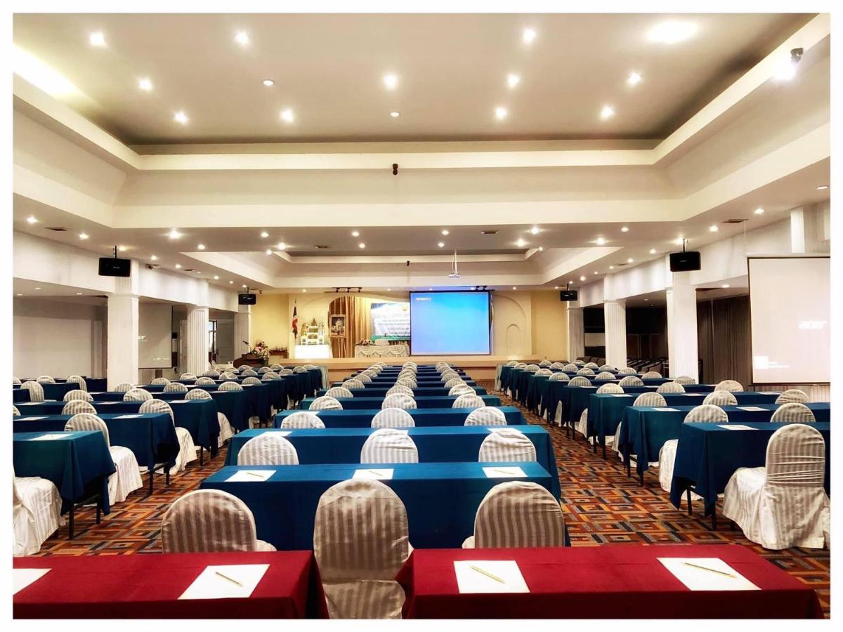 Dad D Resort by Lopburi Inn Resort - Housity