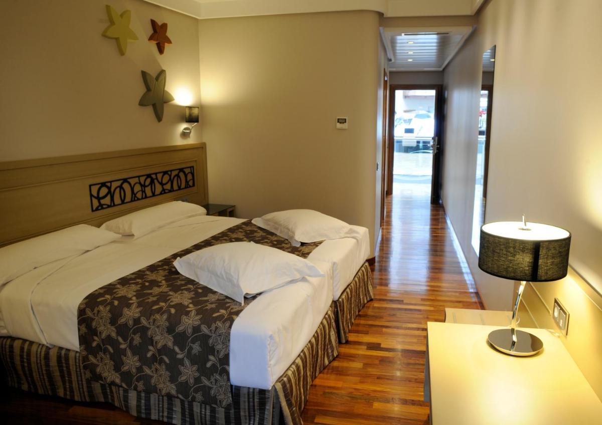 Cama o camas de una habitación en Cumbria Spa Hotel 3* Sup