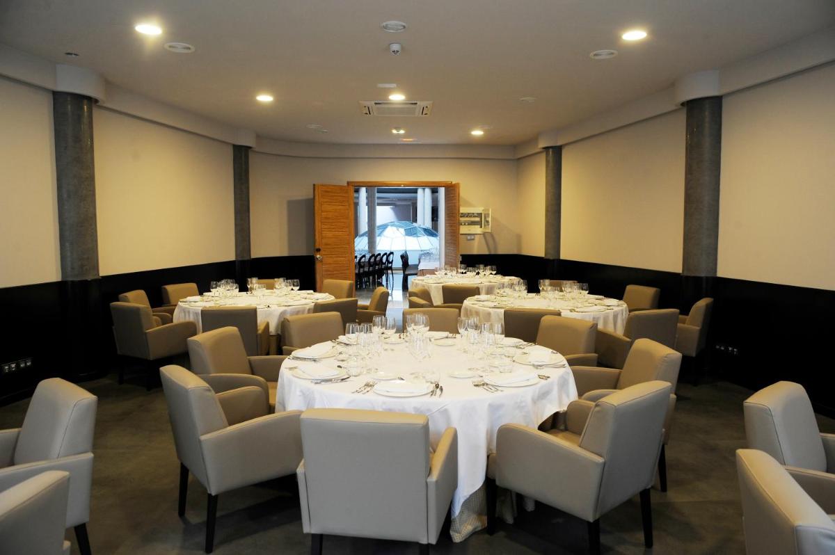 una habitación con mesas y sillas con manteles blancos en Cumbria Spa Hotel 3* Sup, en Ciudad Real 63 fotos más