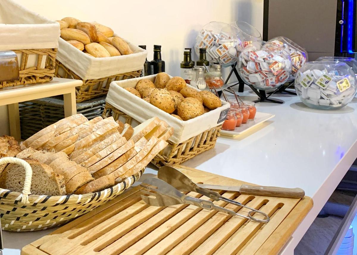Comida en o cerca de este hotel