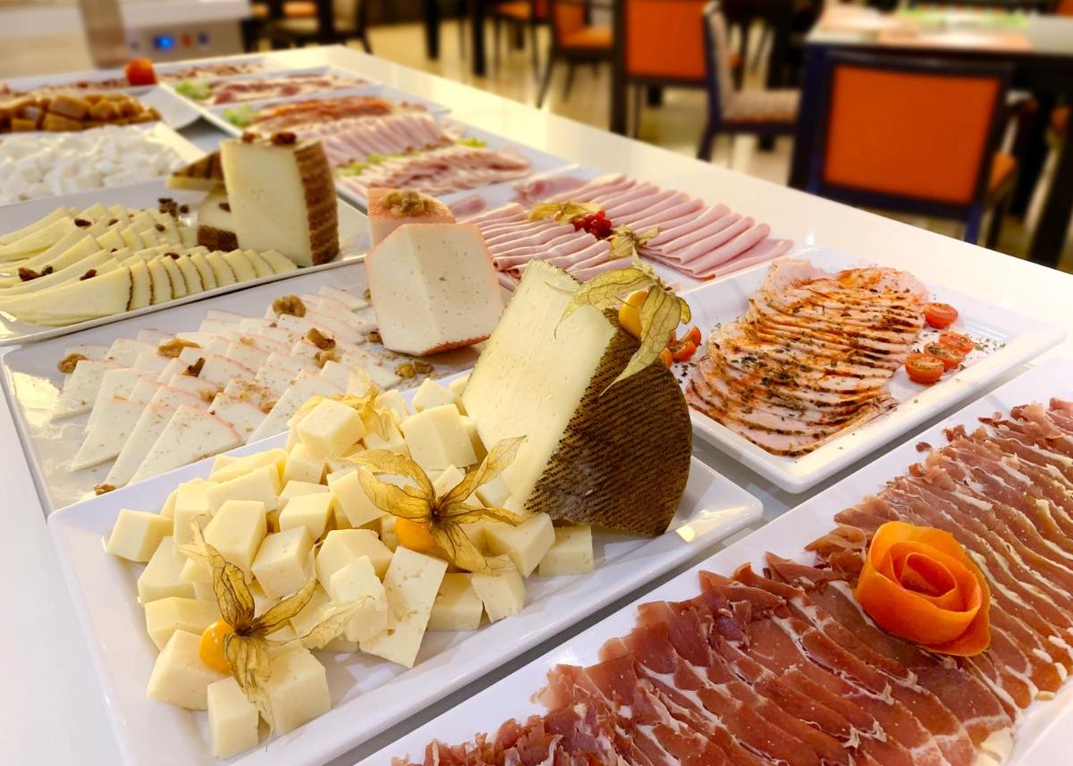 Comida en o cerca de este hotel