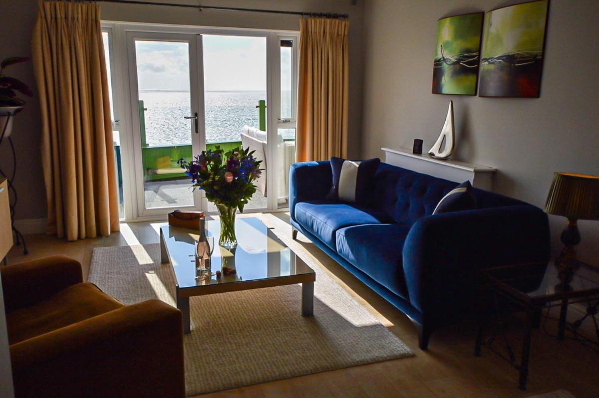 Pebble Beach Seaview Restaurant & Rooms - Housity
