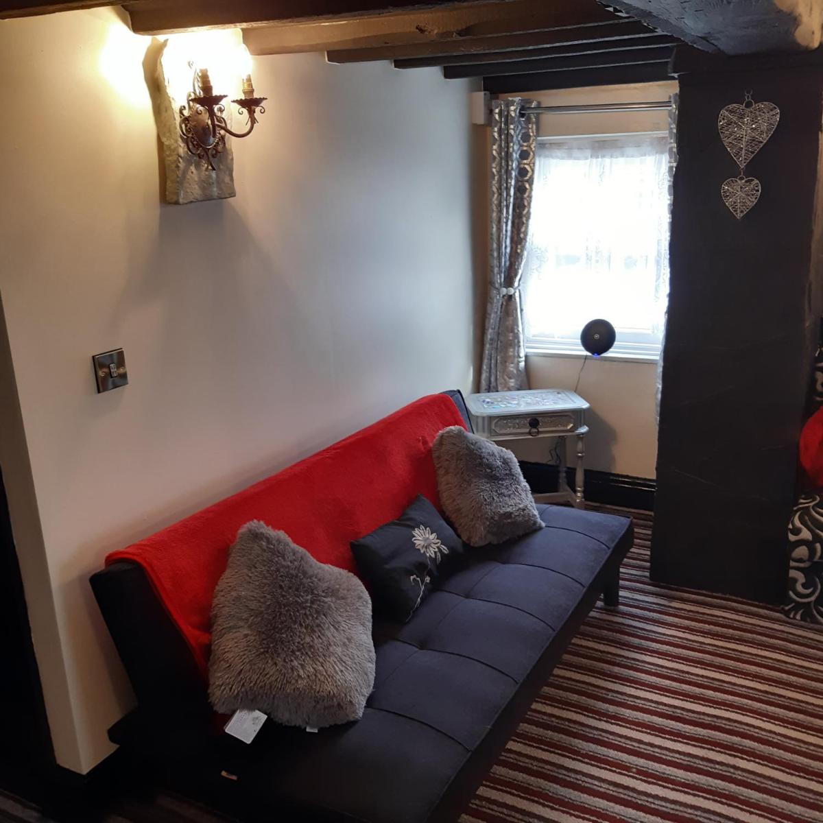The Saracens Head Old Lounge - Housity