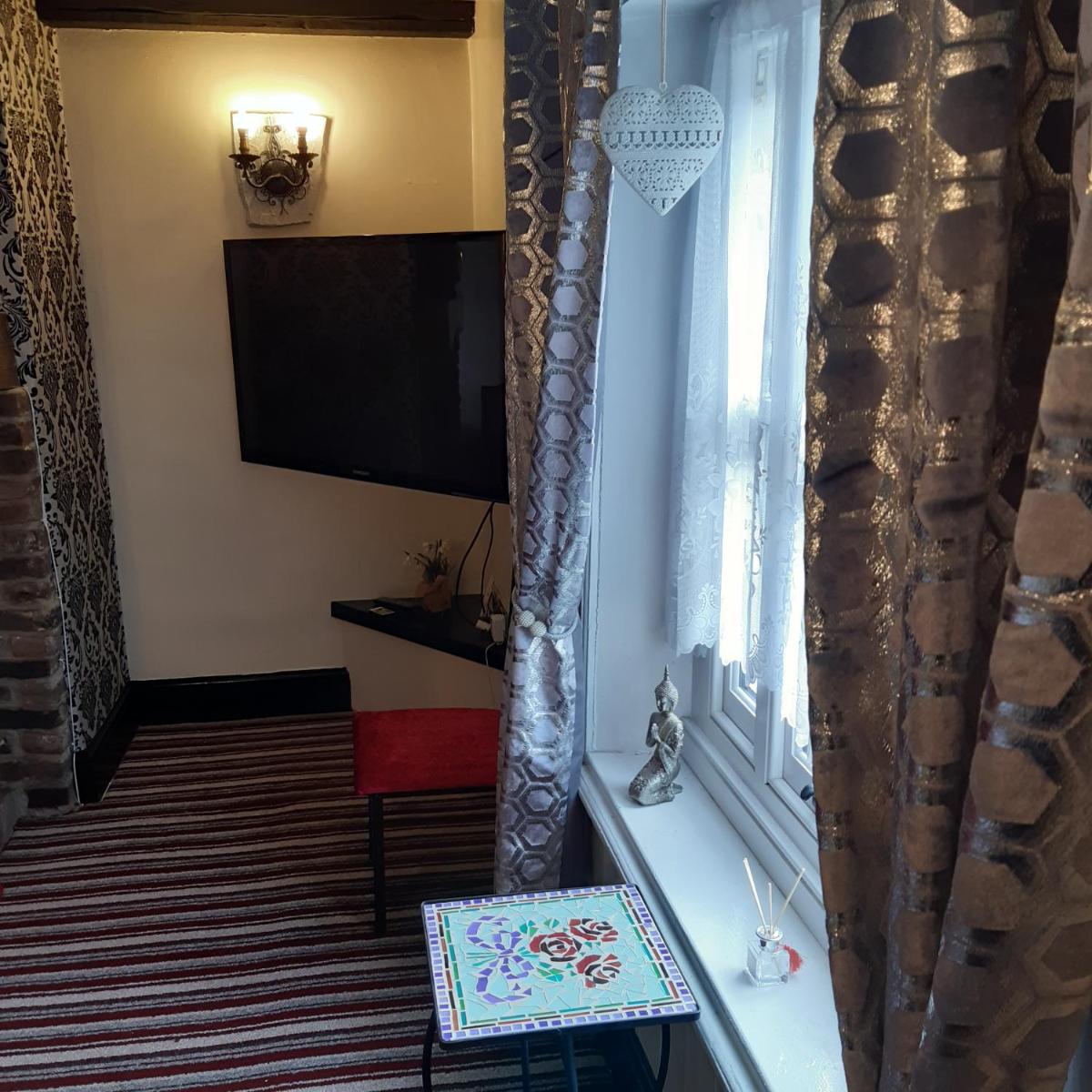 The Saracens Head Old Lounge - Housity