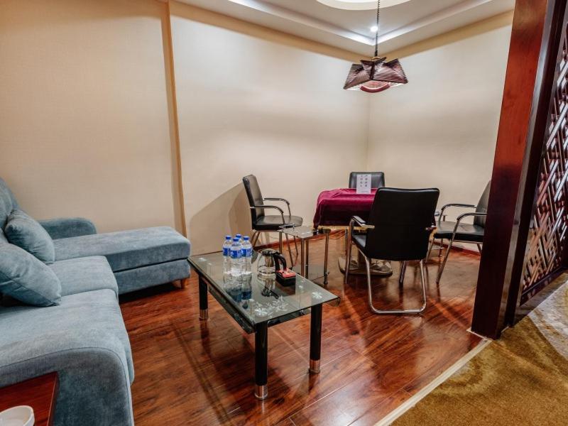 GreenTree Eastern Kunming Baiyun Road Tongde Square Hotel - Housity