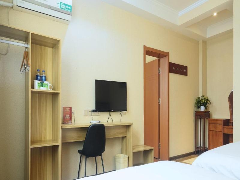 GreenTree Inn Nanjing Yuhuatai Scenic Spot China Gate Subway Station Express Hotel - Housity