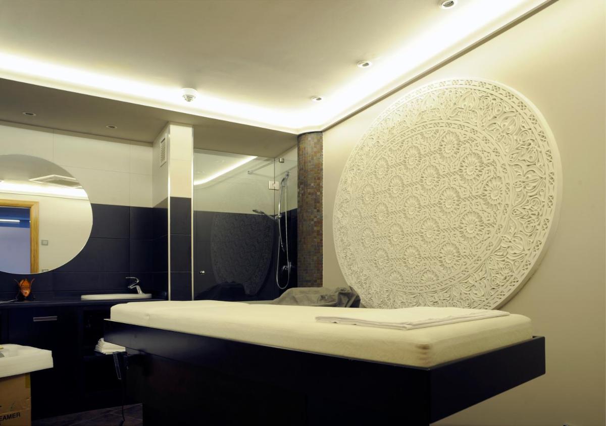 Un baño de Cumbria Spa Hotel 3* Sup