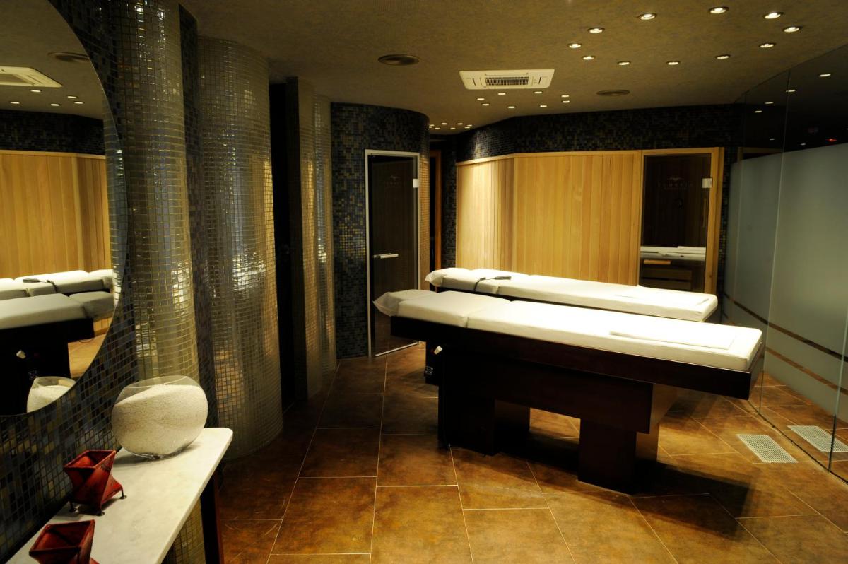 Un baño de Cumbria Spa Hotel 3* Sup