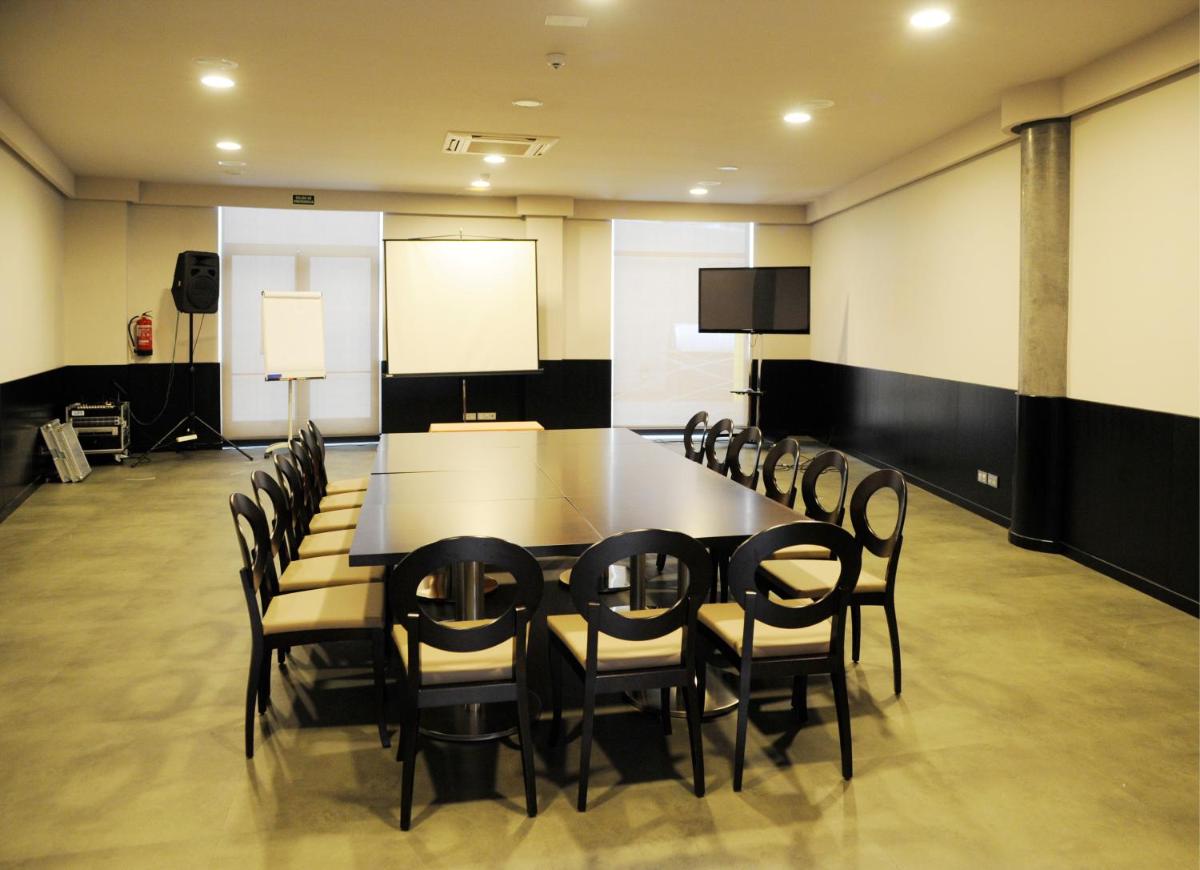 Zona business o sala de conferencias en Cumbria Spa Hotel 3* Sup