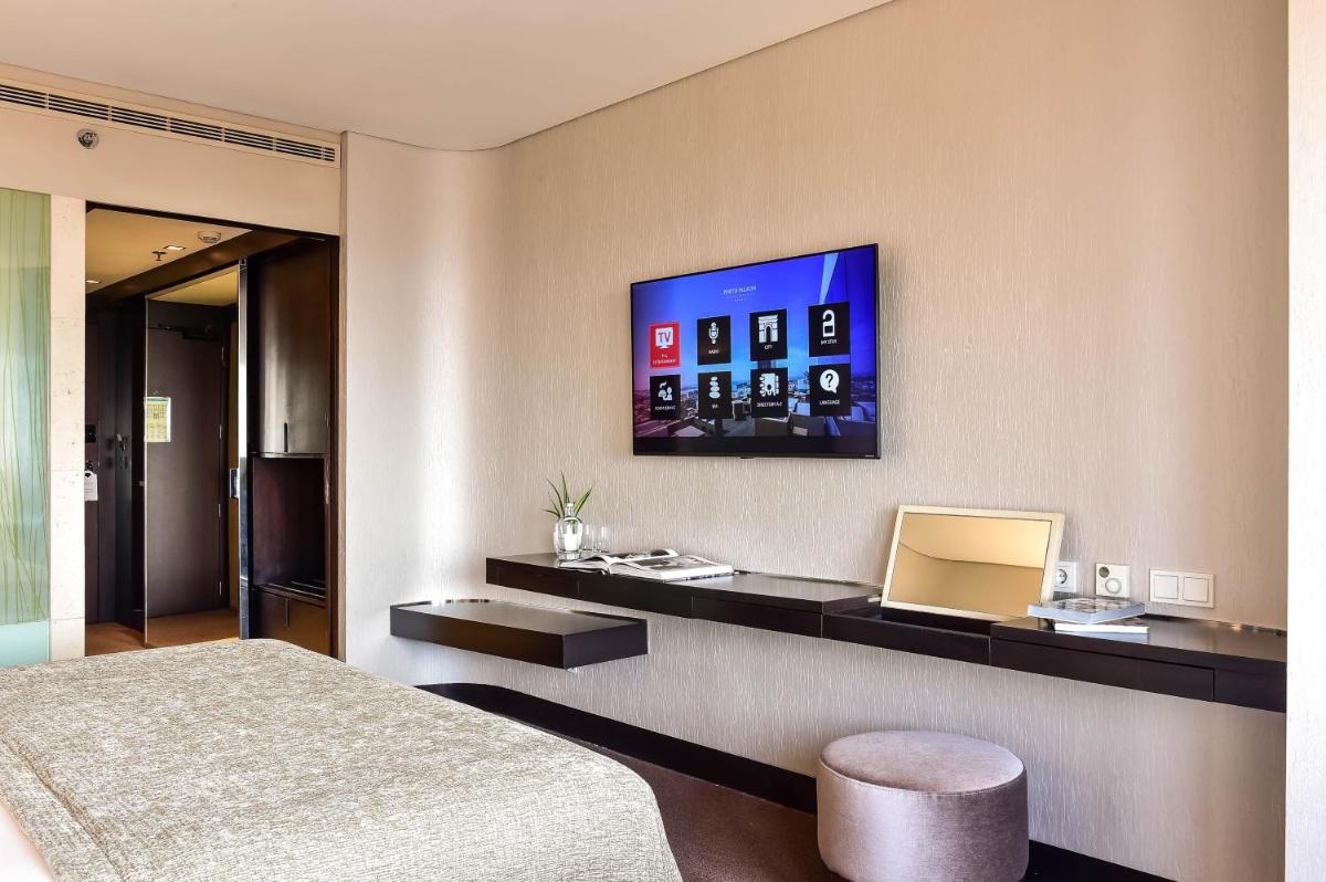 Uma televisão e/ou sistema de entretenimento em Porto Palácio Hotel by The Editory