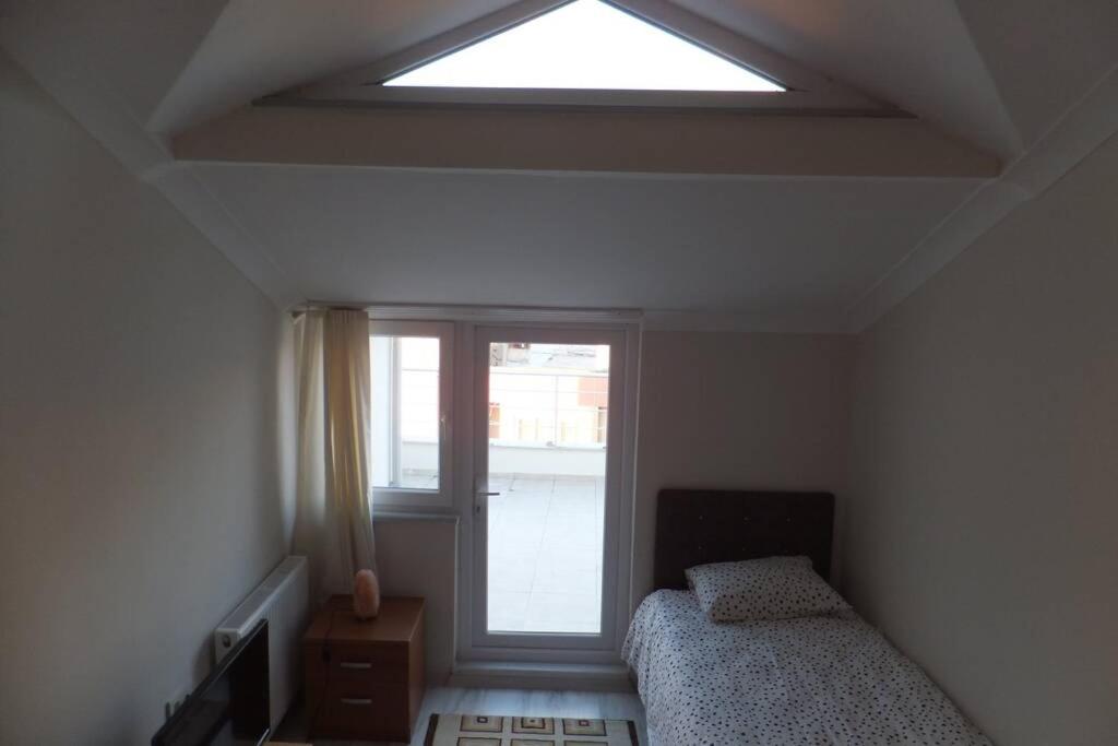 Ferny's Guest House & Bar - Housity