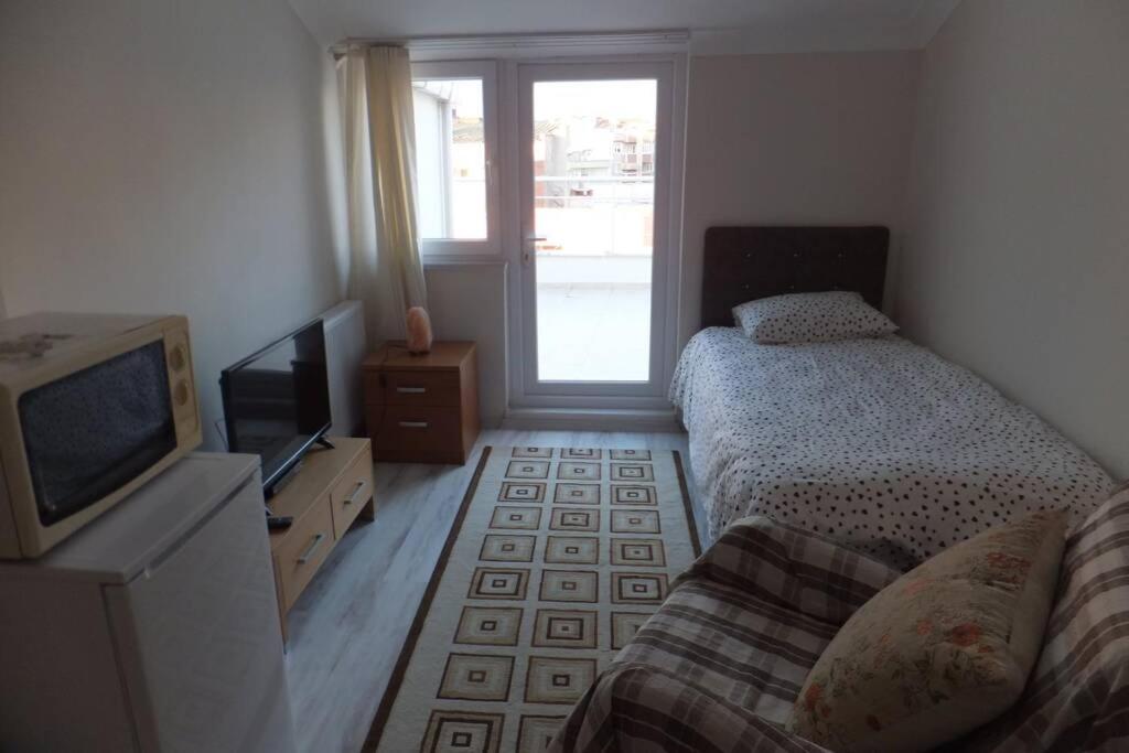 Ferny's Guest House & Bar - Housity