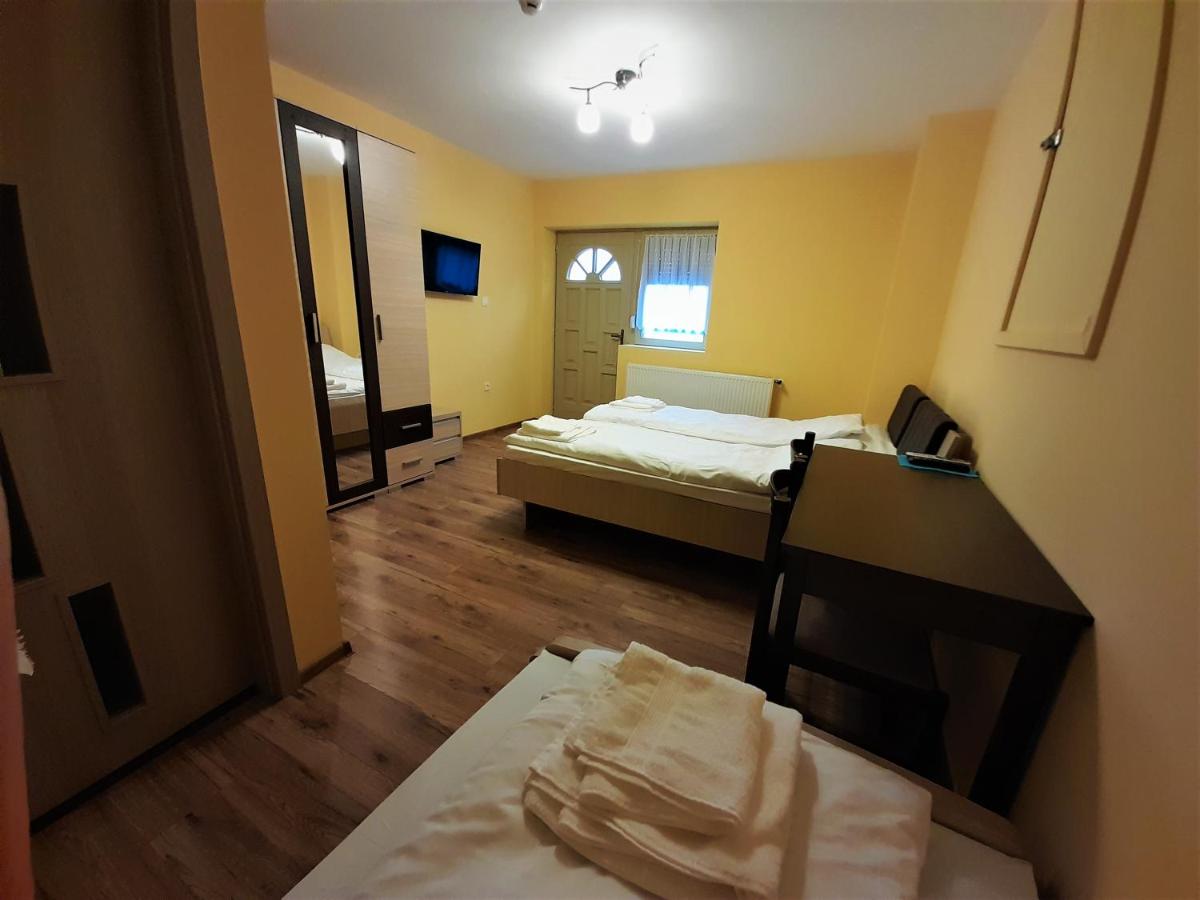 Bársony Vendéglő és Panzió - Housity