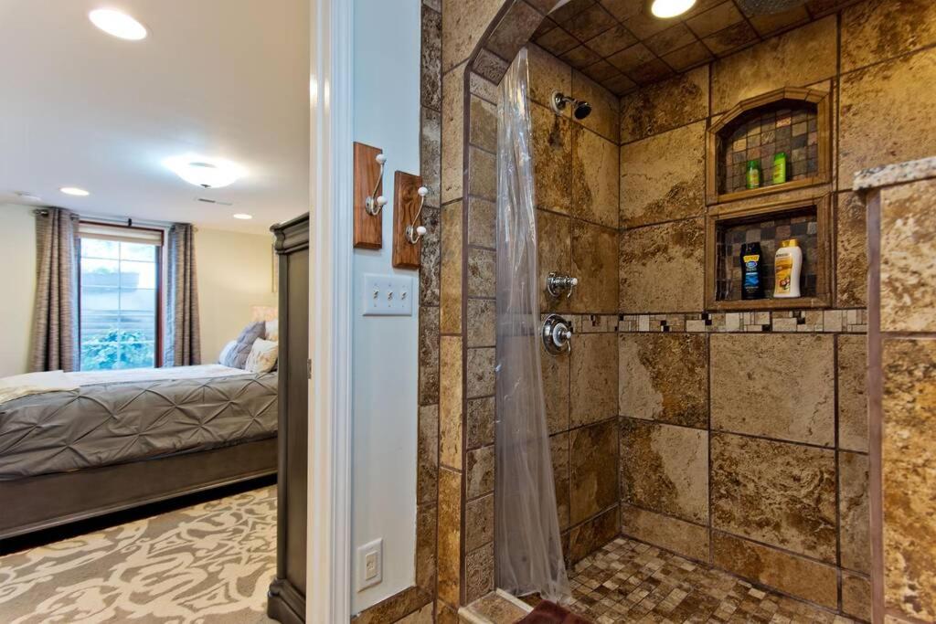 Luxurious and Cozy Downtown Garden Apartment - Housity