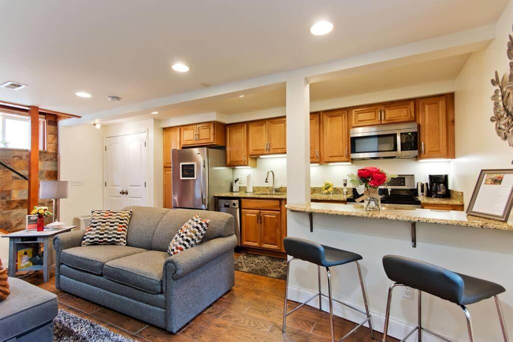 Luxurious and Cozy Downtown Garden Apartment - Housity