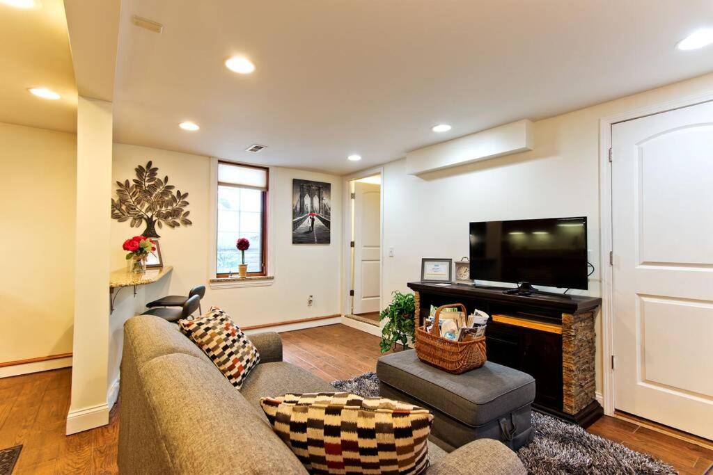Luxurious and Cozy Downtown Garden Apartment - Housity