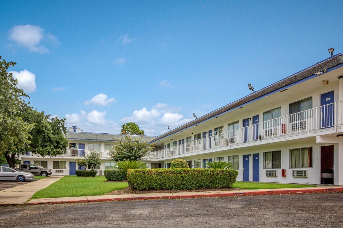 Motel 6-Conroe, TX - Housity