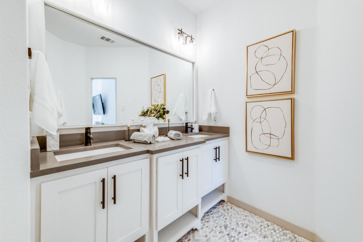 Arlington Home Near AT&T Stadium, Globe Life Field, Six Flags, UTA - Housity