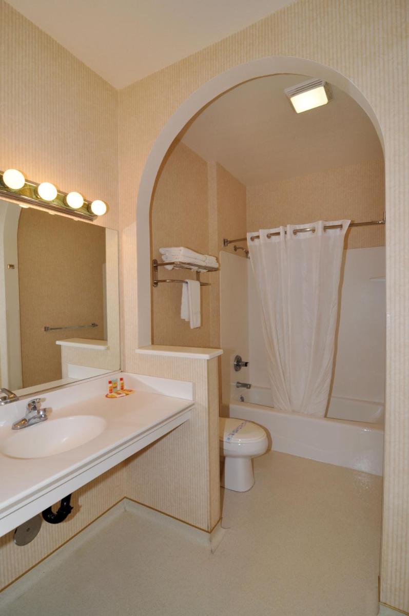 Marinwood Inn & Suites - Housity