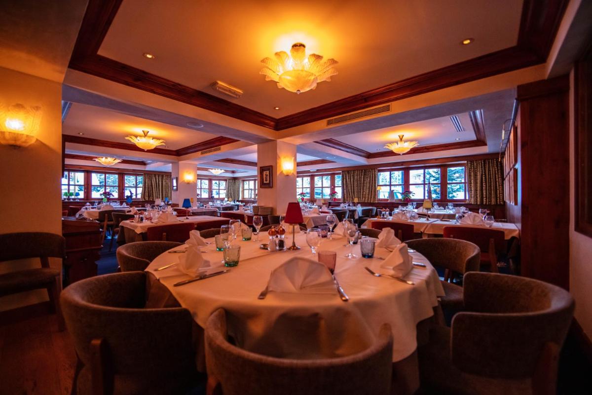 une salle à manger remplie de tables et de chaises dans l'établissement La Savoyarde, à Val dʼIsère