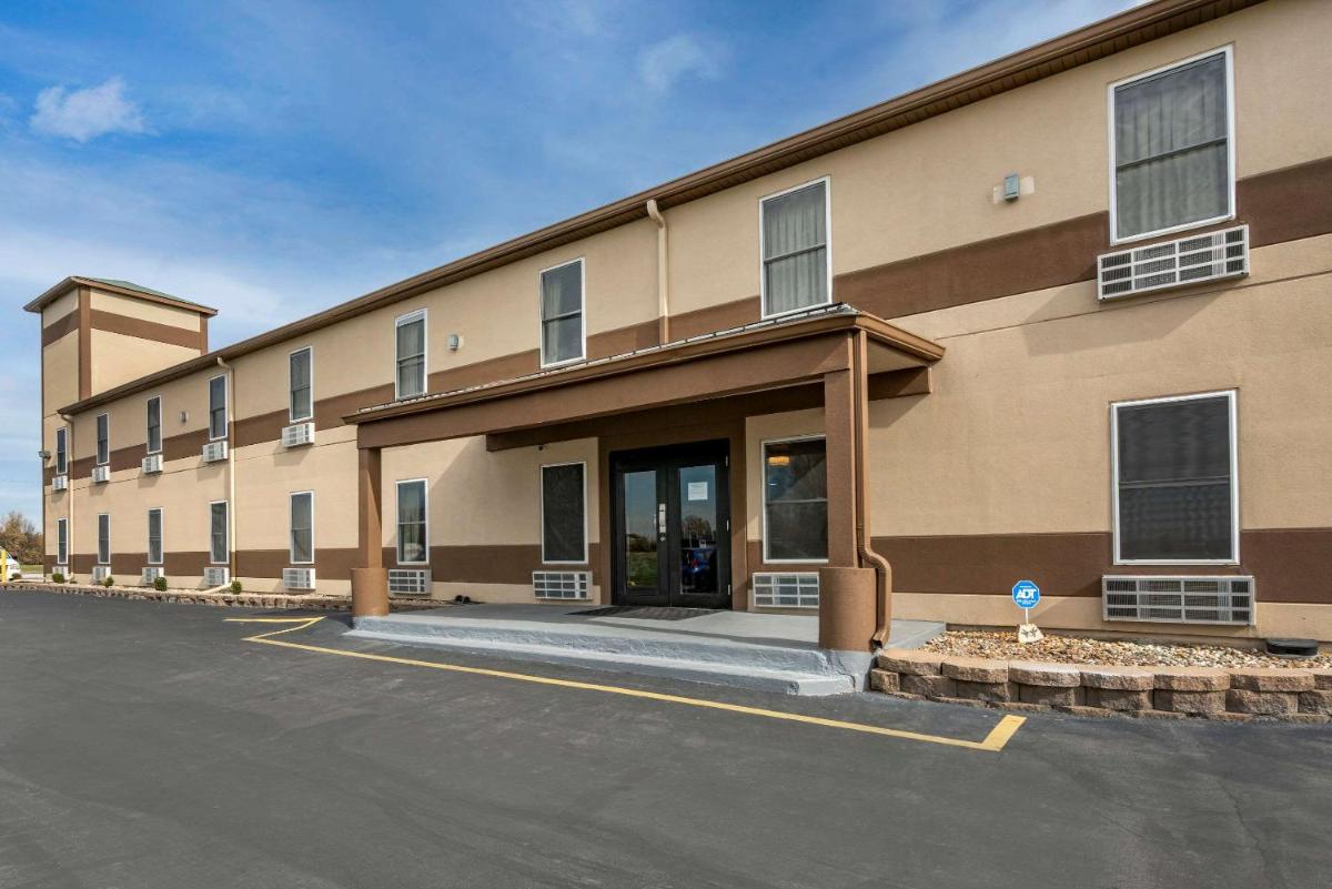 Econo Lodge Inn & Suites - Housity
