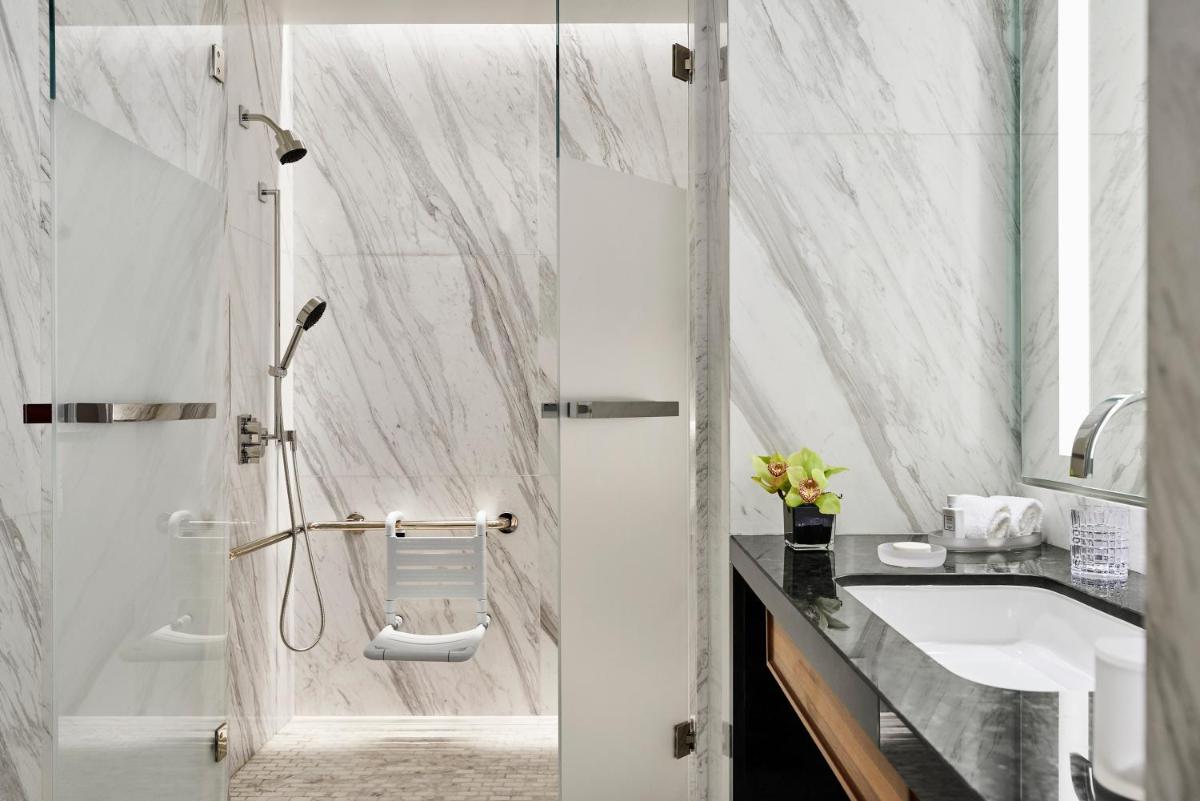 Un baño de Four Seasons Hotel Madrid