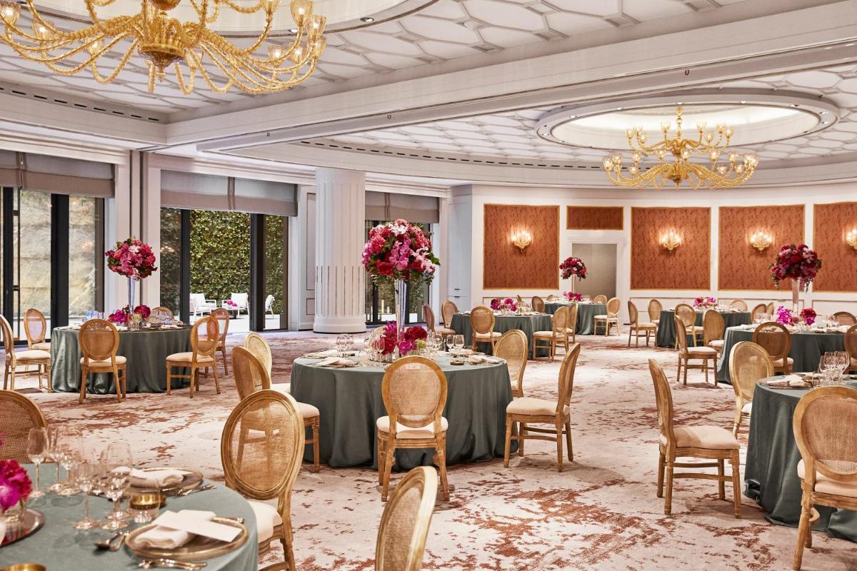 Un restaurante o sitio para comer en Four Seasons Hotel Madrid