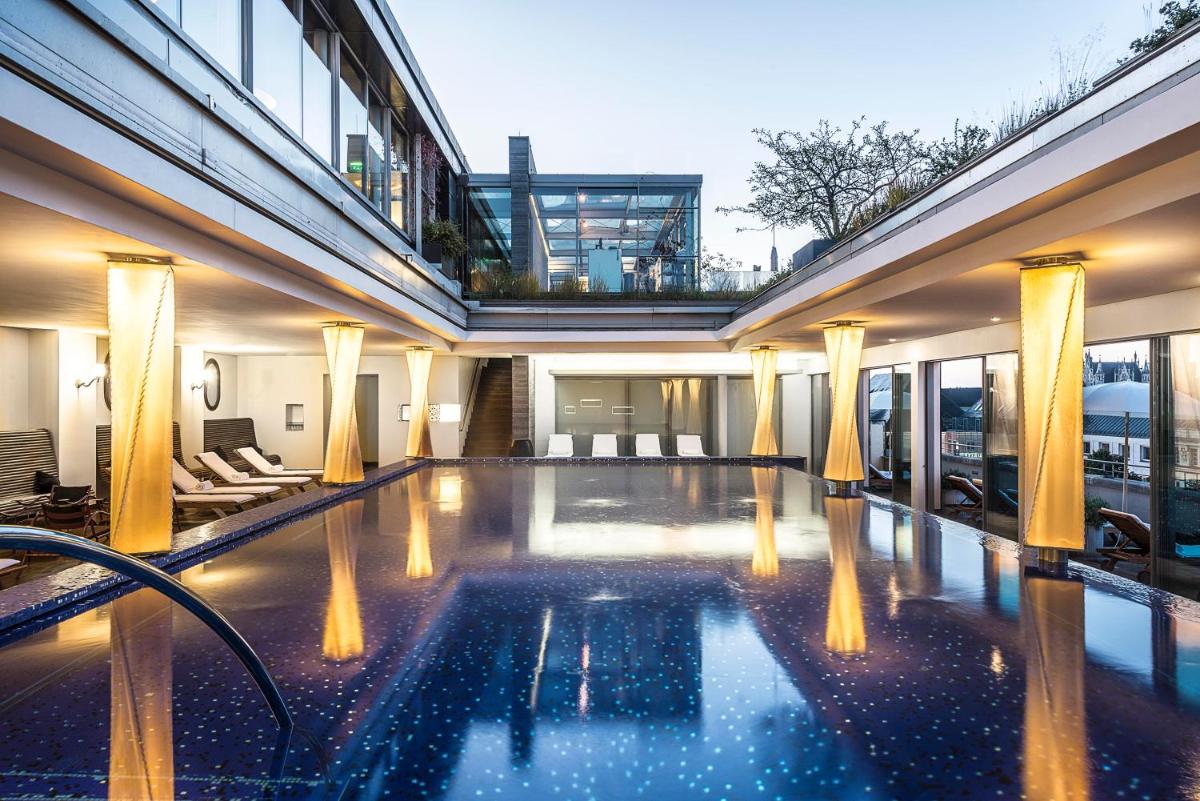 ein Swimmingpool mitten in einem Gebäude in der Unterkunft Hotel Bayerischer Hof in München ein Swimmingpool mitten in einem Gebäude in der Unterkunft Hotel Bayerischer Hof in München