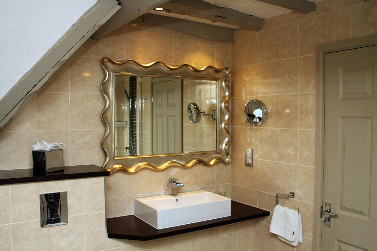 The Legacy Rose & Crown Hotel - Housity