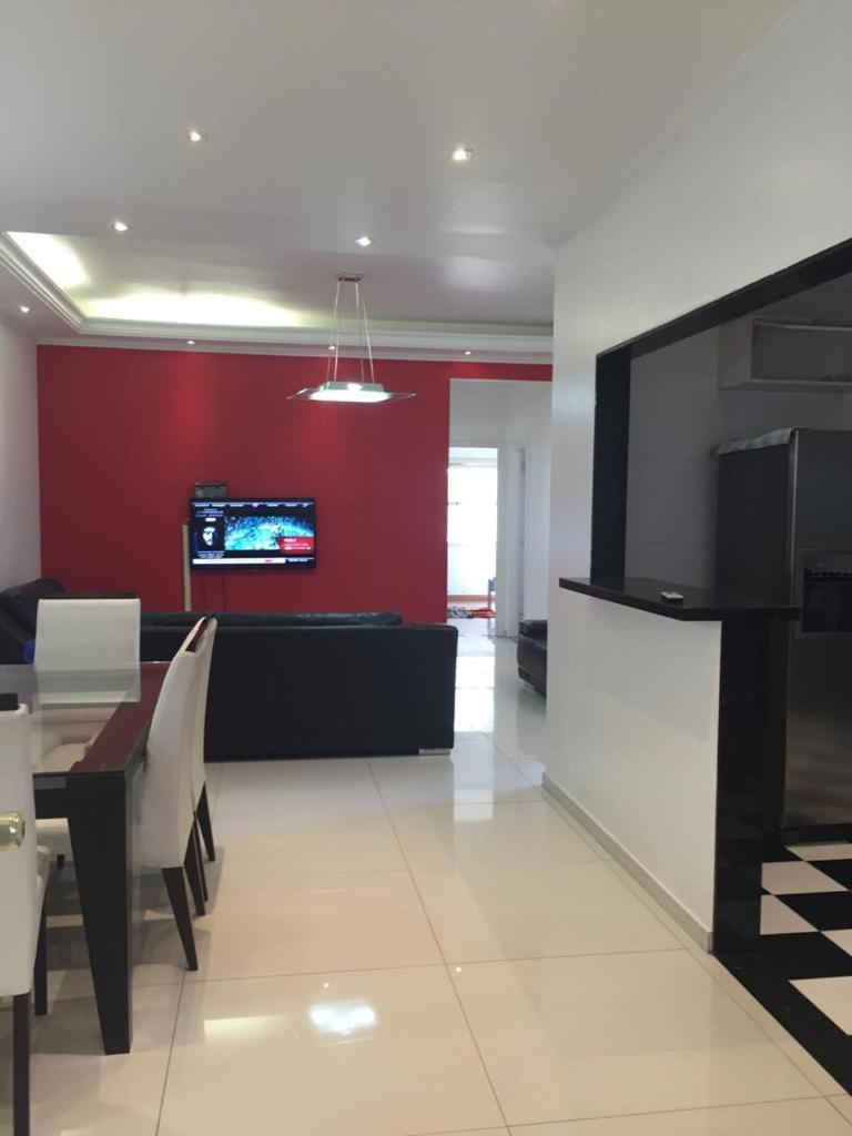 Apartamento para pessoas de família ou a negócio, Ap Grande 3 quartos no Brás próximo igreja Mundial,mercado municipal, 25 de março, templo Salomão, metro Dom Pedro ll, bancos, mercado e etc - Housity