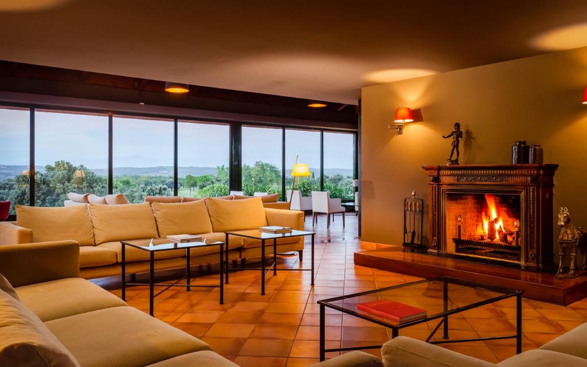 Zona de estar de Hotel TorreMirona Golf & Spa