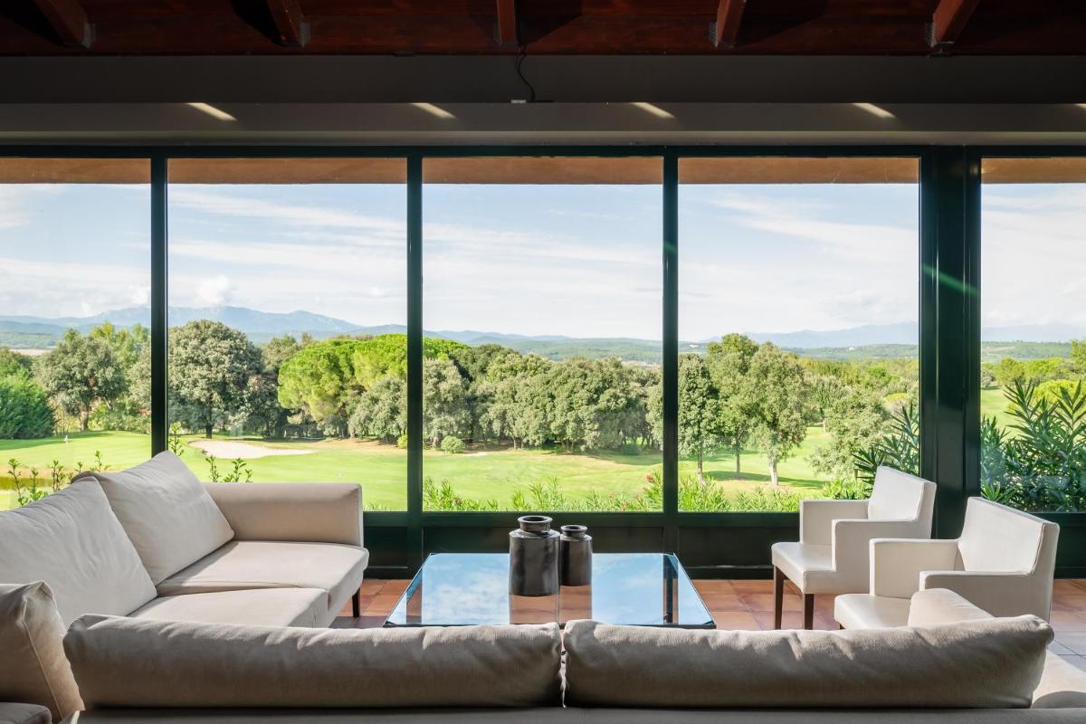Zona de estar de Hotel TorreMirona Golf & Spa