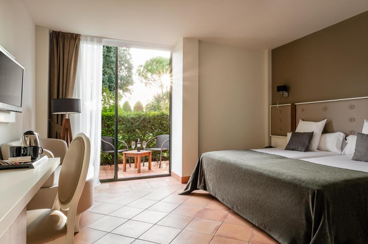 Una televisión o centro de entretenimiento en Hotel TorreMirona Golf & Spa